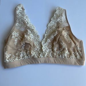 Wacoal 42 Embrace Lace Wire Free Bralette Bra Embroidery Floral